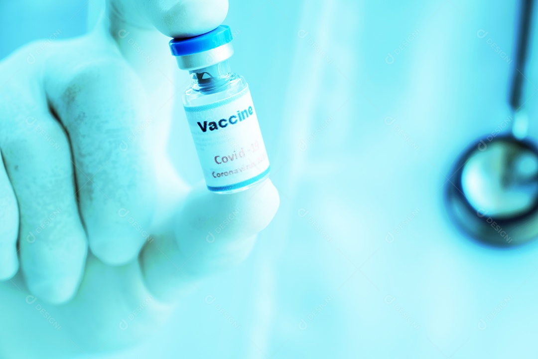 Médico estetoscópio detém vacina COVID-19, saúde e conceito médico.