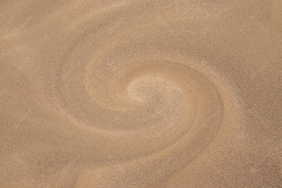 Tiro de quadro completo da área de areia na praia