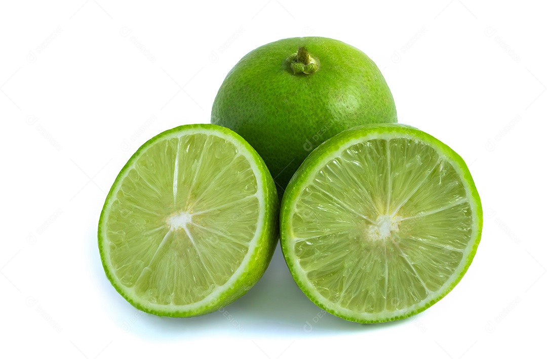 Limões verdes frescos no fundo branco
