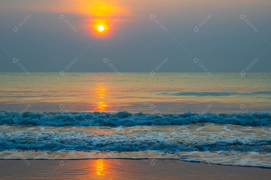 nascer do sol da praia do oceano. Bela paisagem de praia com ondas calmas e praia de areia macia. Paisagem tropical vazia, céu colorido do mar da natureza