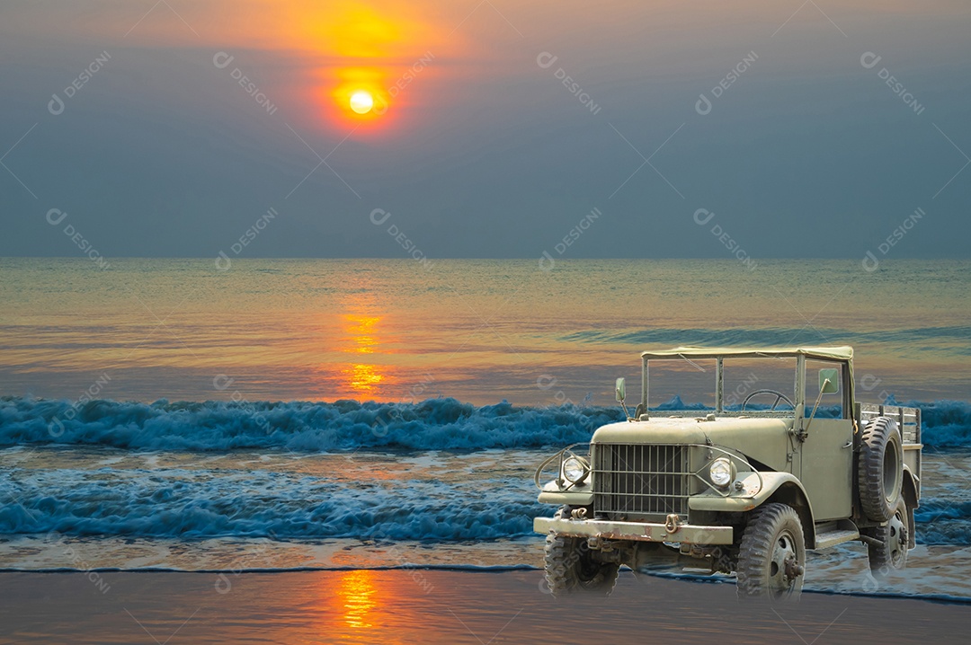 nascer do sol da praia do oceano. Bela paisagem de praia com ondas calmas e praia de areia macia. Paisagem tropical vazia, céu colorido do mar da natureza