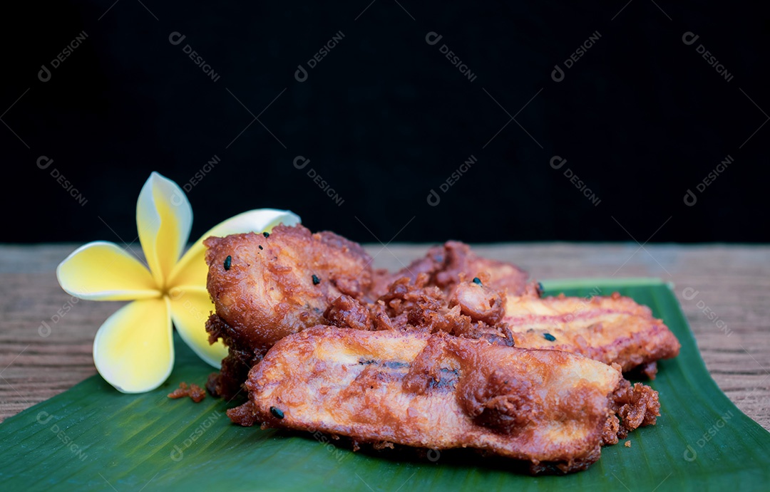 Bananas fritas douradas - lanche tailandês