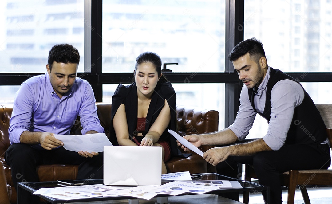 Empresários e empresárias reunindo plano de negócios no escritório