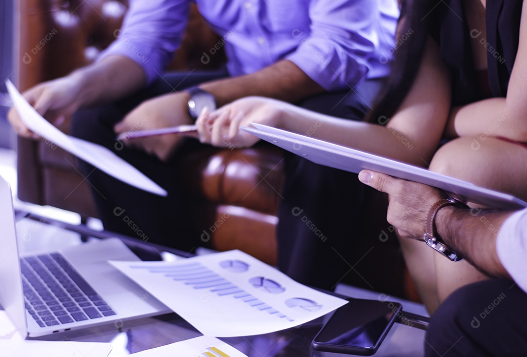 Jomens de negócios e plano de negócios de reunião de empresária no escritório