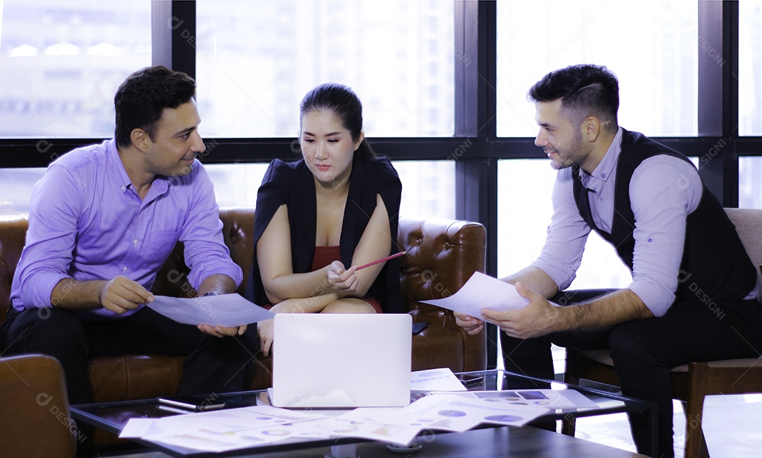 Empresários e empresárias reunindo plano de negócios no escritório