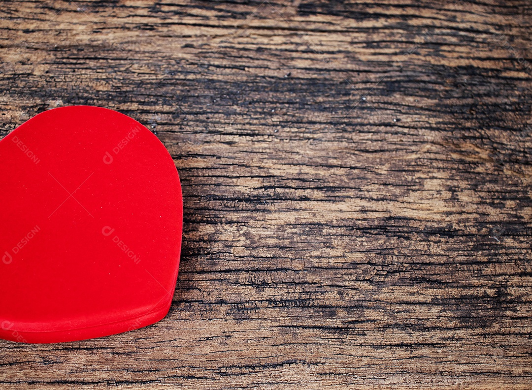 Dia dos namorados coração vermelho na madeira velha. Fundo de feriados