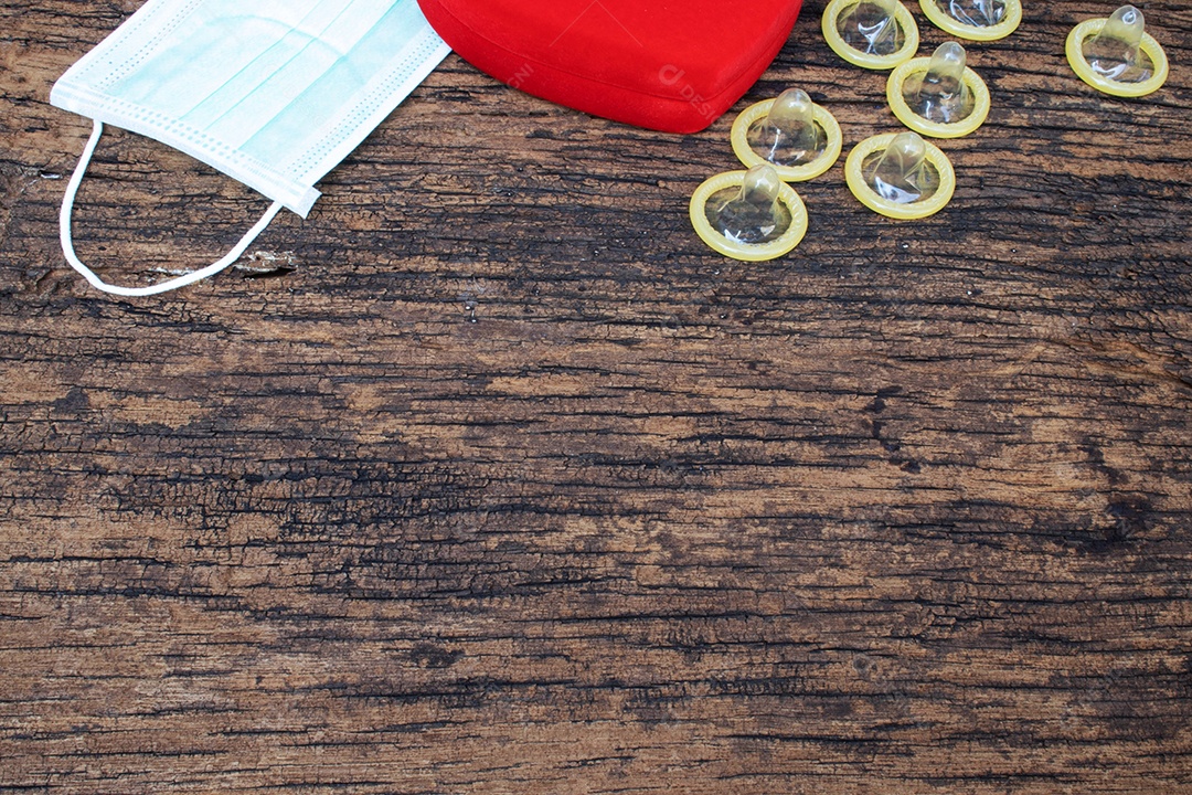 Valentine Concept O coração vermelho representa amor e proteção contra doenças sexualmente transmissíveis e gravidez sem preservativo