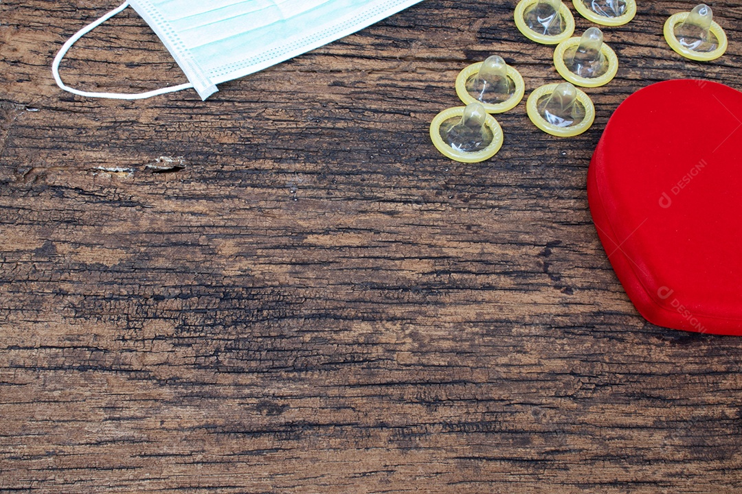 Valentine Concept O coração vermelho representa amor e proteção contra doenças sexualmente transmissíveis e gravidez sem preservativo