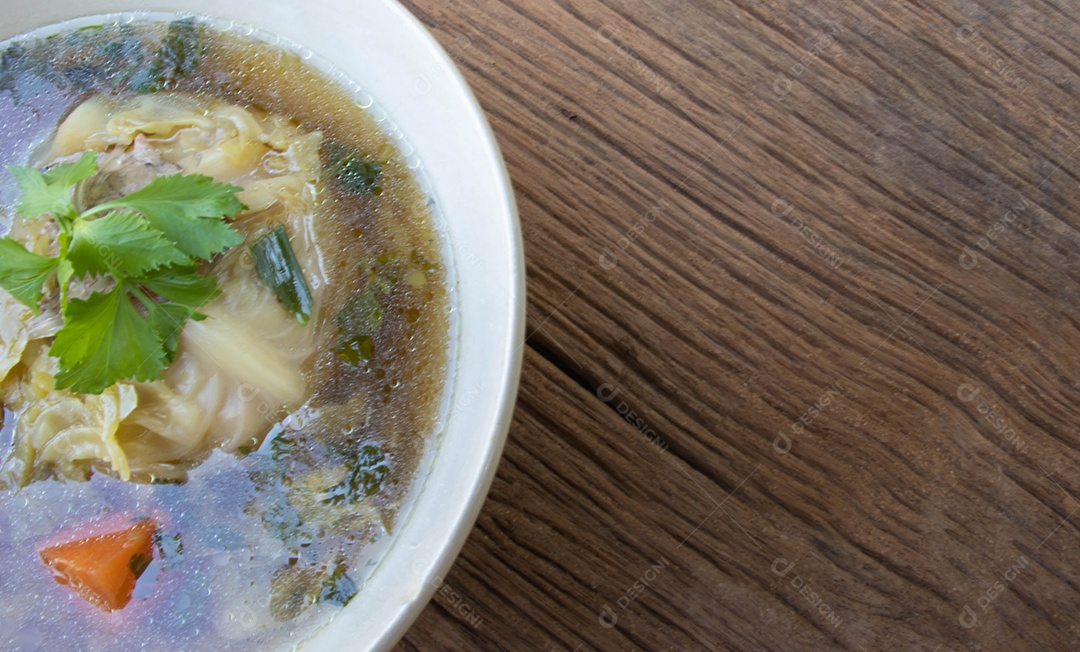 Tigela de deliciosa sopa de legumes em uma velha mesa de madeira