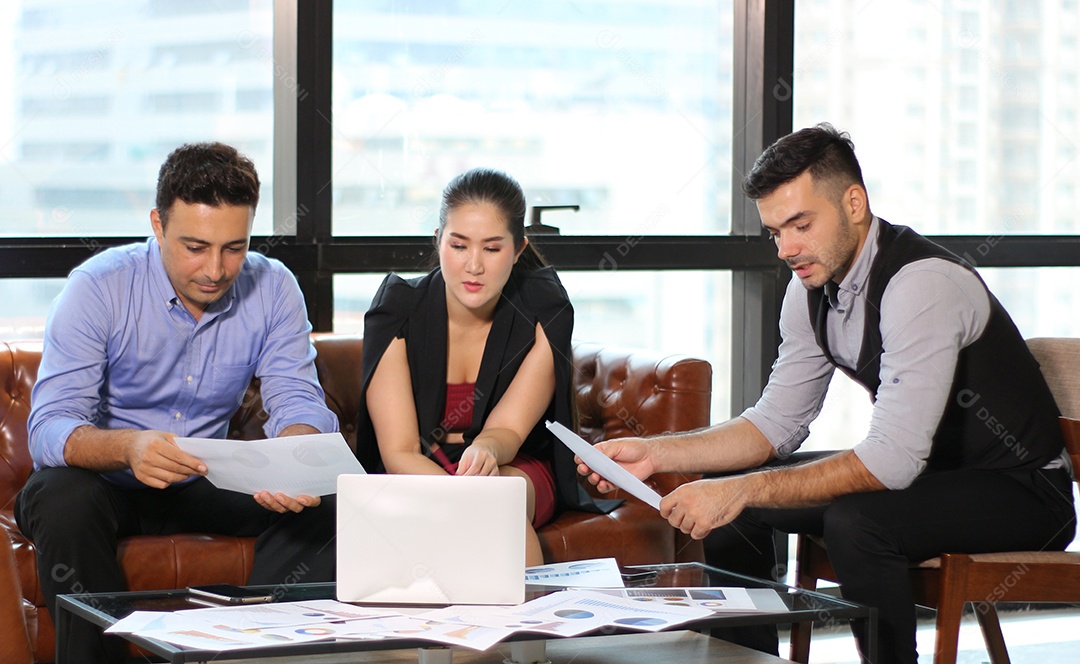 Empresários e empresárias reunindo plano de negócios no escritório