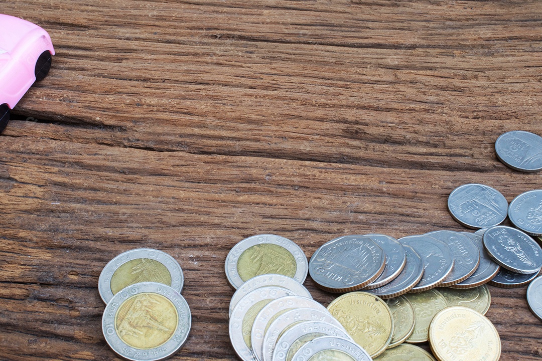 Moeda de baht em fundo de madeira