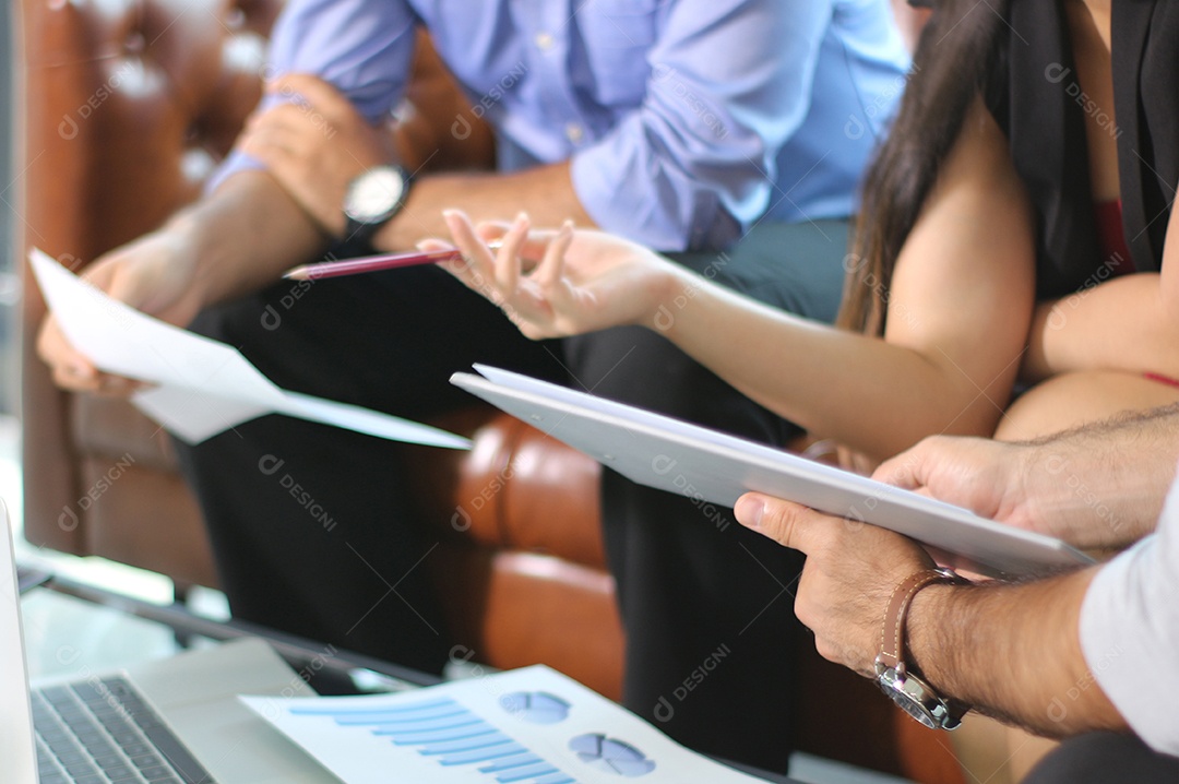 Empresários e empresárias reunindo plano de negócios no escritório