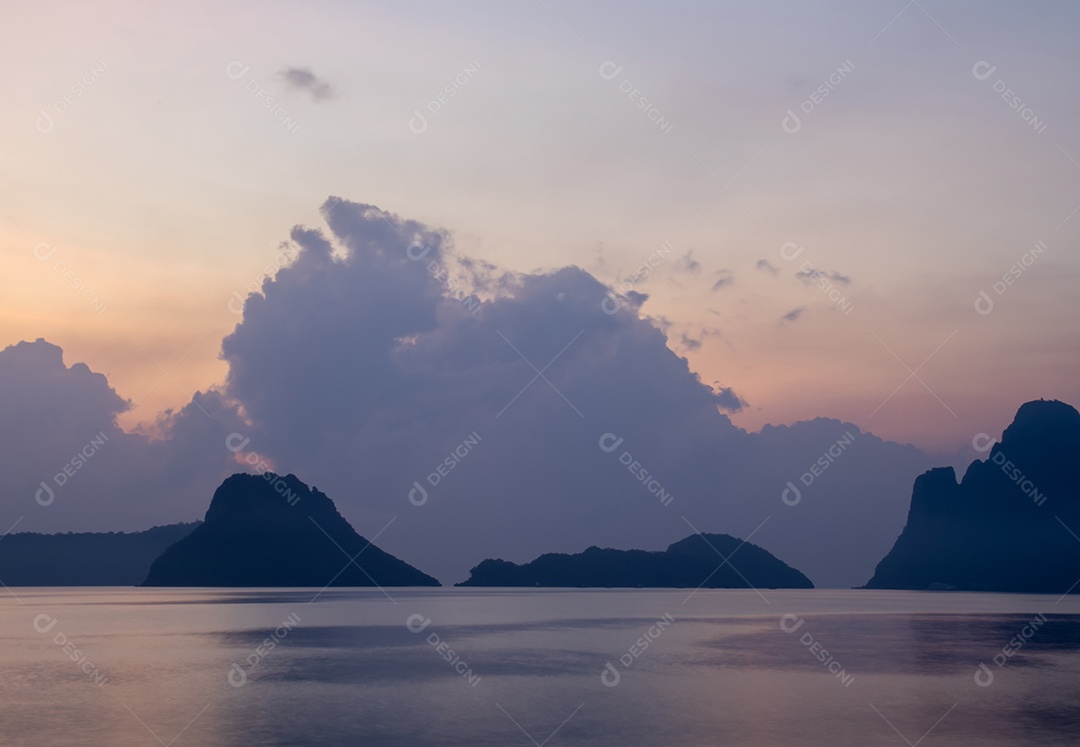 Nascer do sol colorido da praia do oceano com céu azul profundo e raios de sol