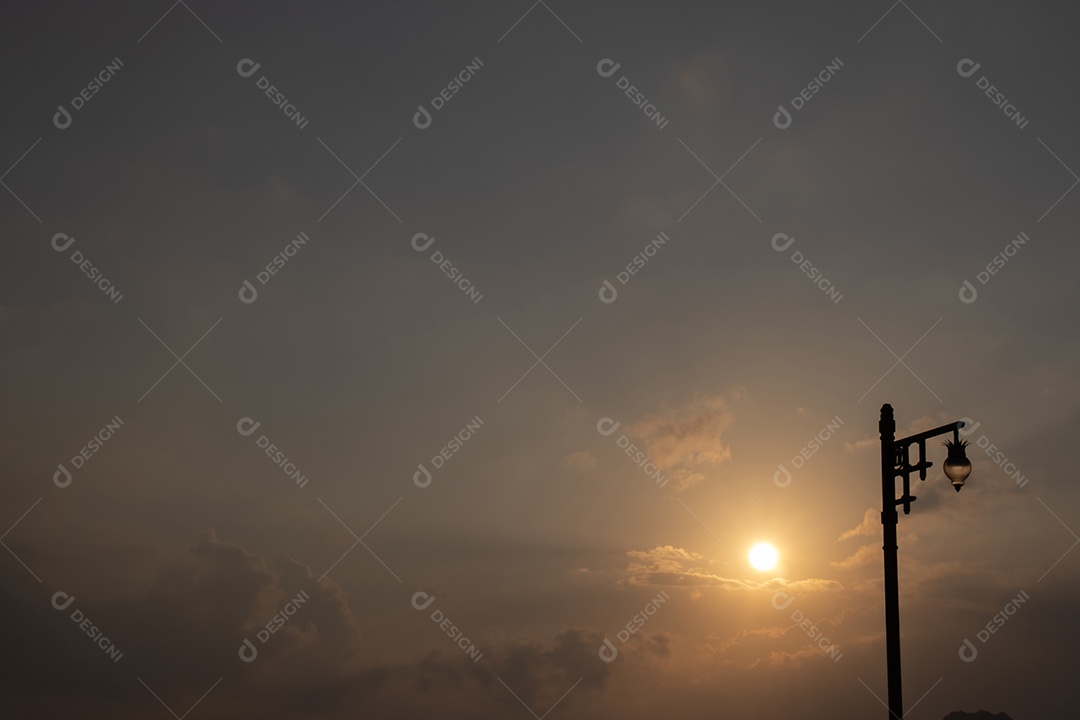 lâmpada de rua no poste de aço na natureza de manhã cedo, céu azul escuro sem fundo de nuvem.