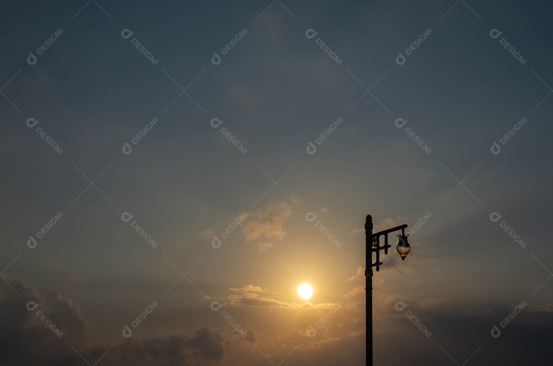 lâmpada de rua no poste de aço na natureza de manhã cedo, céu azul escuro sem fundo de nuvem.