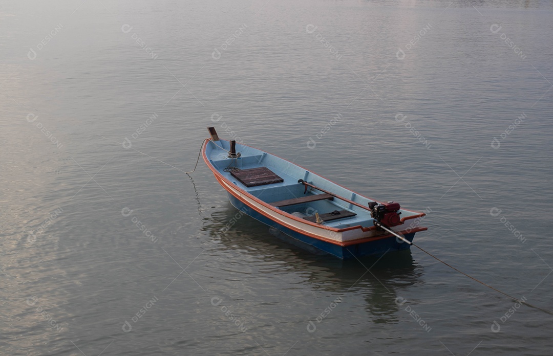 Barco fundeado no mar