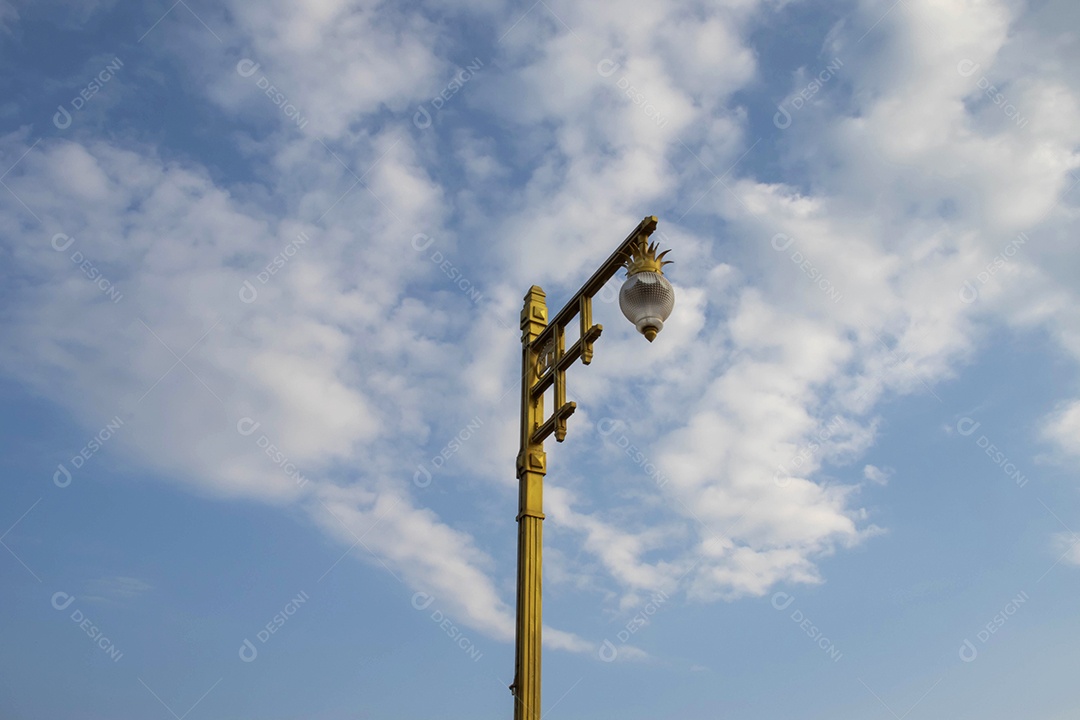 Um poste de luz típico em um fundo de céu azul.