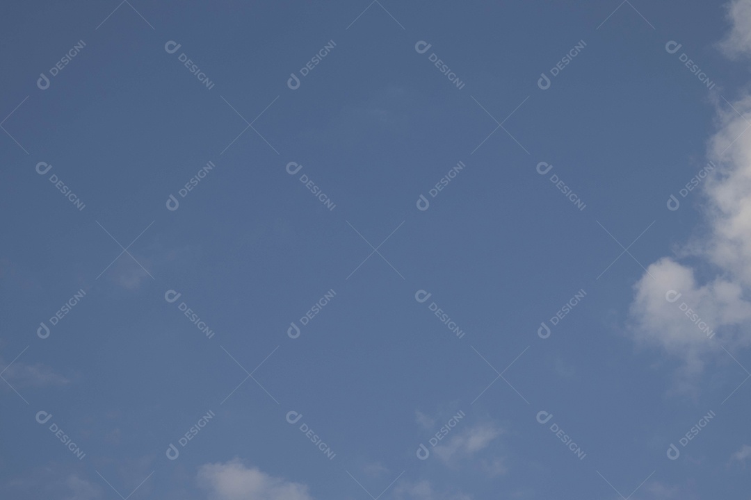 Céu da manhã com nuvens brancas, imagem de quadro completo