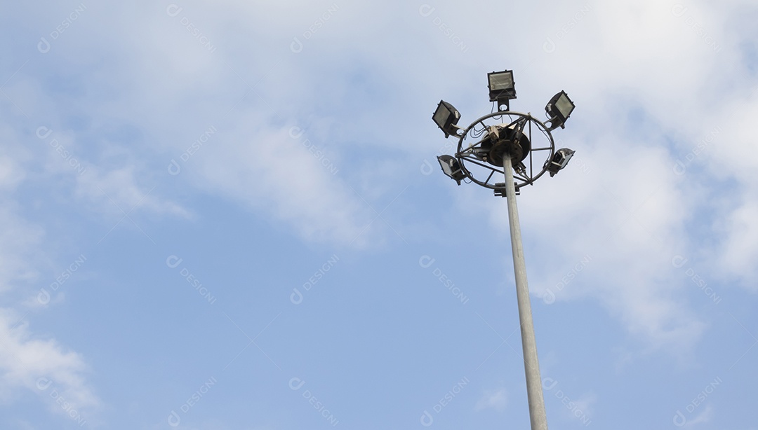 Poste de luz com céu azul e nuvem na cidade. Torre de holofotes. para a segurança das pessoas da noite.
