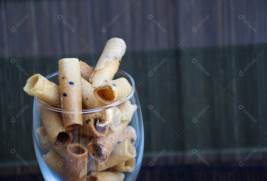 Lanche é uma mistura de farinha, açúcar e sementes de gergelim preto crocante, servido em um cle