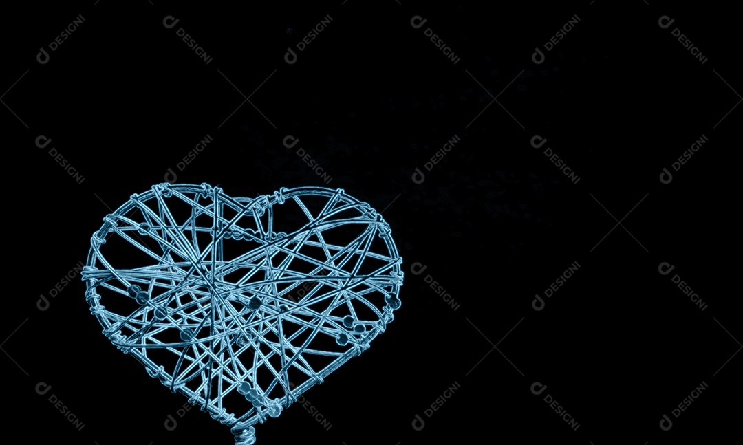 Um coração feito de aço sobre fundo preto expressa solidez no amor. Conceito de dia dos namorados.