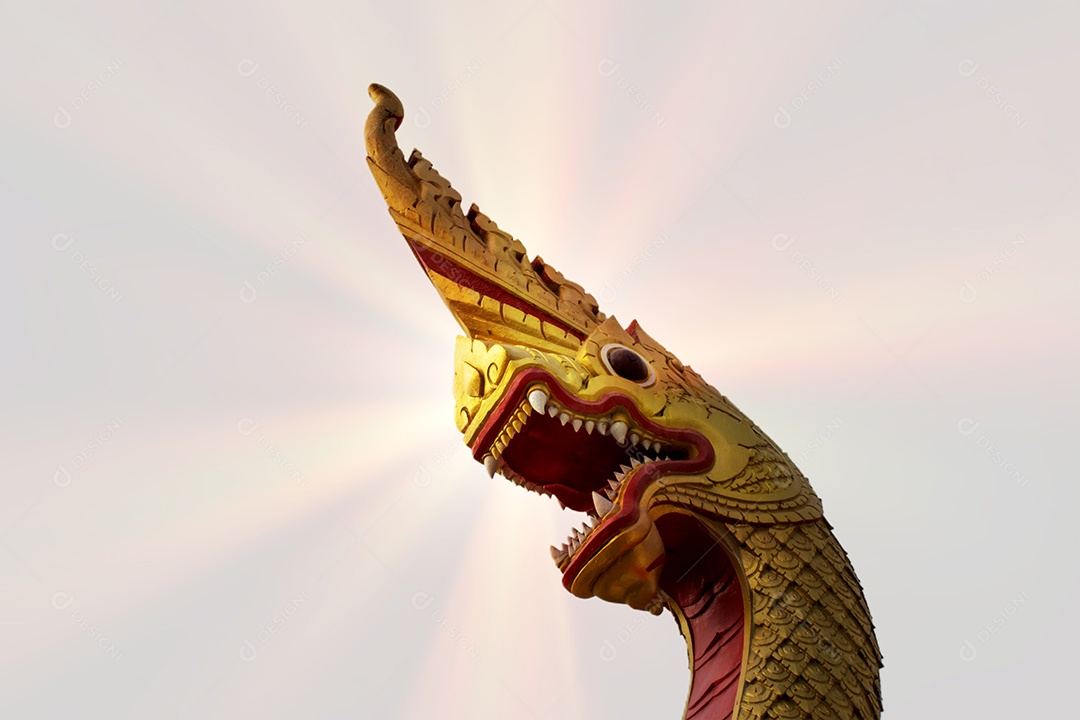 Fundo do céu da estátua da cabeça de Naga