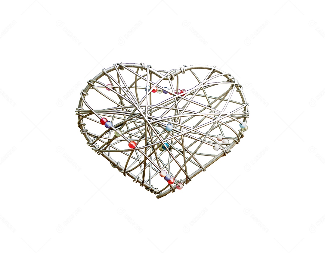 Coração feito de aço sobre fundo branco expressa solidez no amor. Conceito de dia dos namorados.