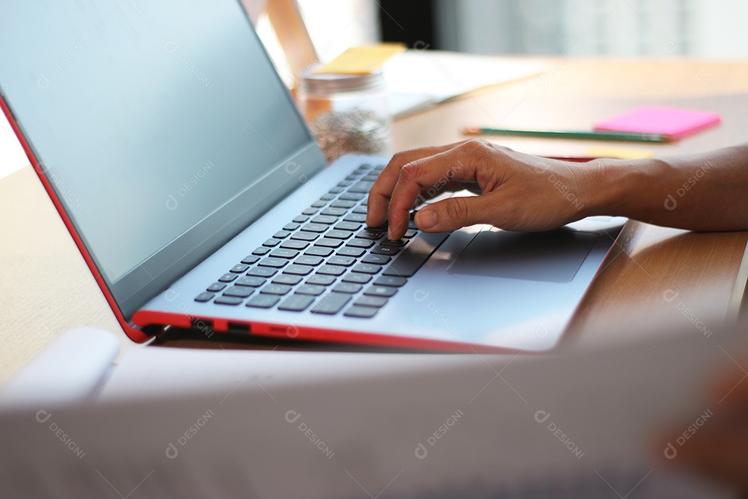 Mulher secretária trabalhando no laptop para trabalho de negócios no escritório