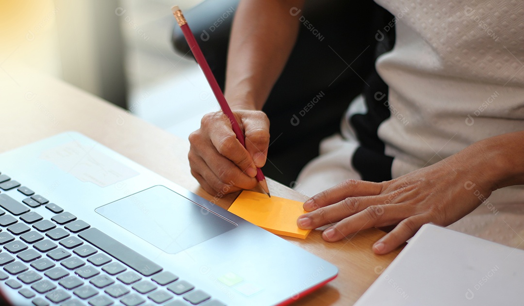 Mulher secretária trabalhando no laptop para trabalho de negócios no escritório