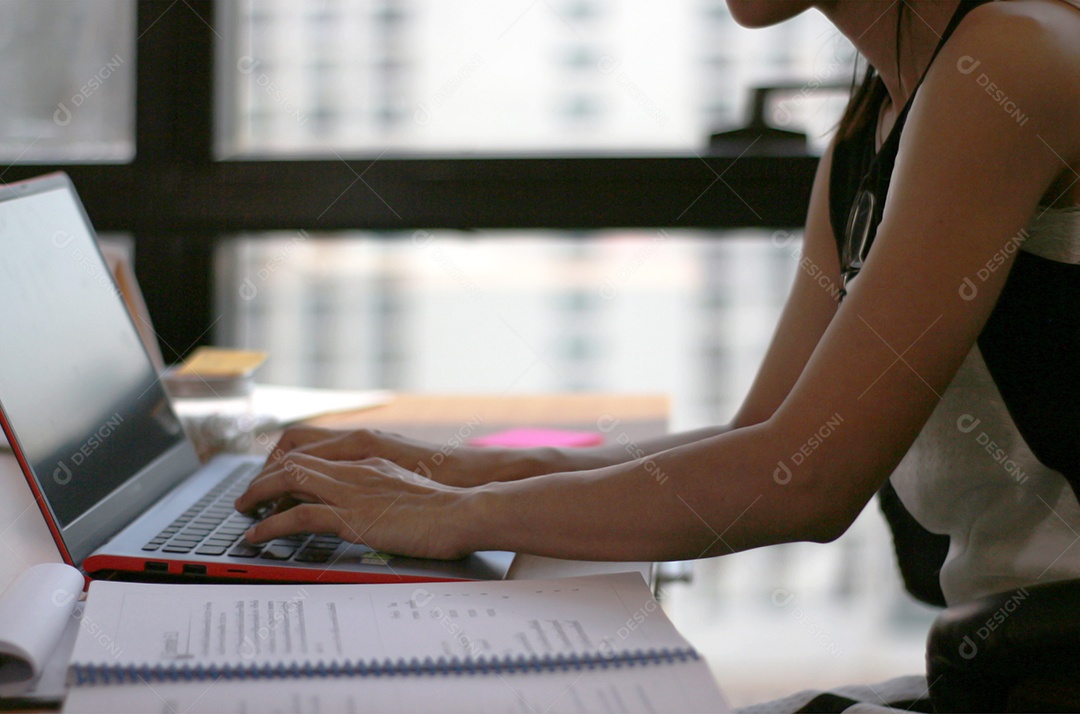 Mulher secretária trabalhando no laptop para trabalho de negócios no escritório