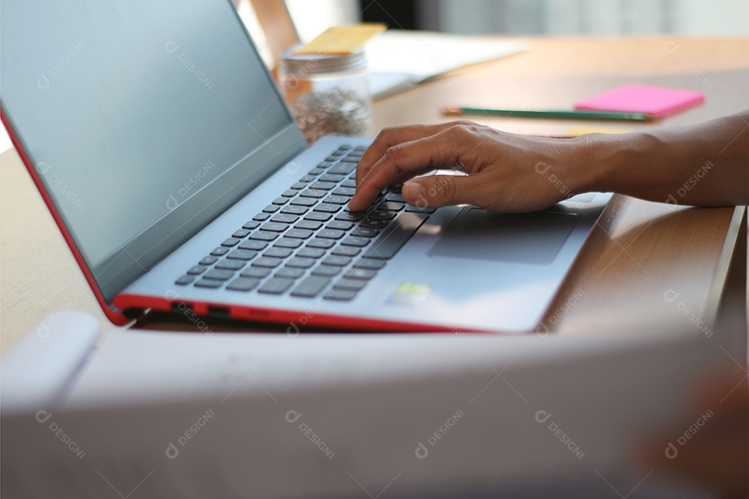 Mulher secretária trabalhando no laptop para trabalho de negócios no escritório