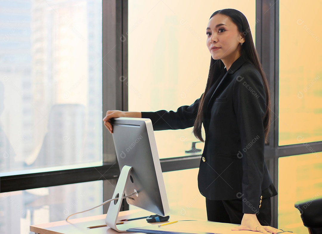 Mulher de negócios secretário no local de trabalho no escritório
