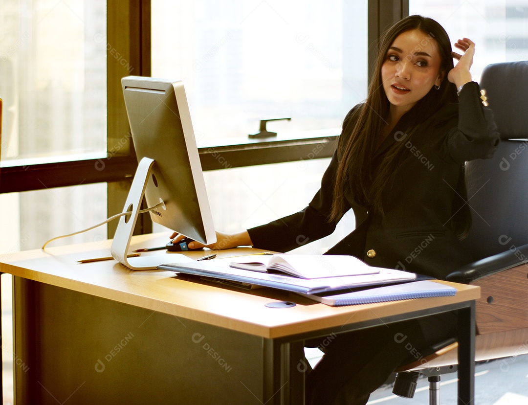 Mulher de negócios secretário no local de trabalho no escritório