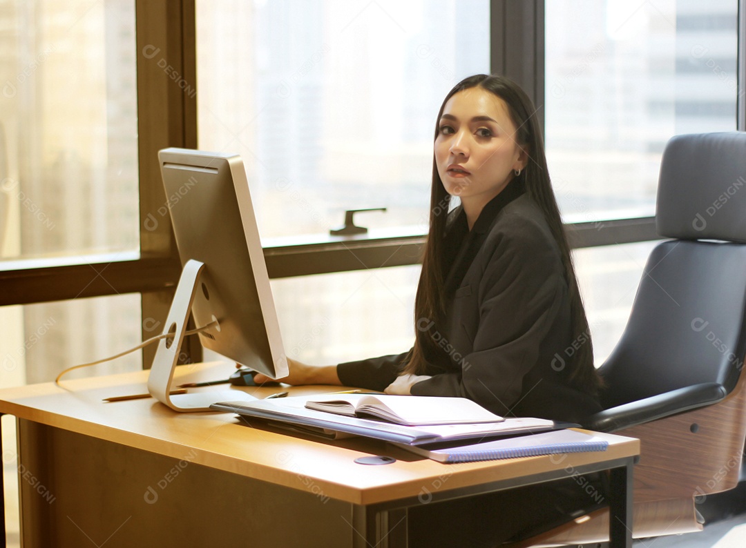 Mulher de negócios secretário no local de trabalho no escritório