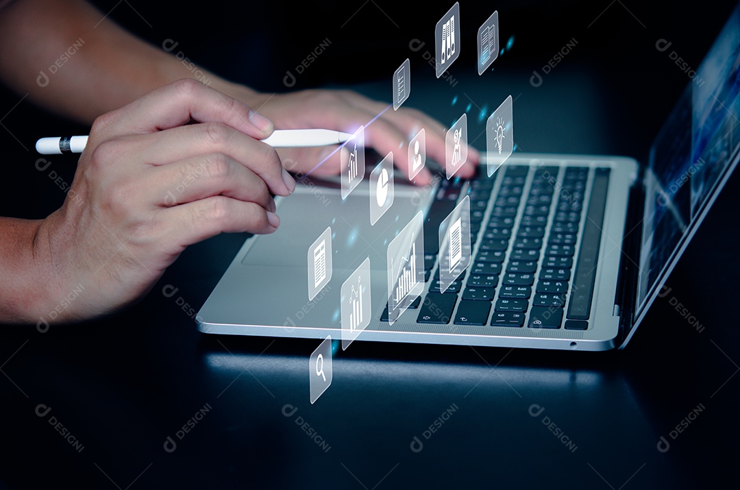 O homem de negócios usa o laptop do computador para análise de big data e tela virtual do conceito de planejamento de marketing de inteligência de negócios.
