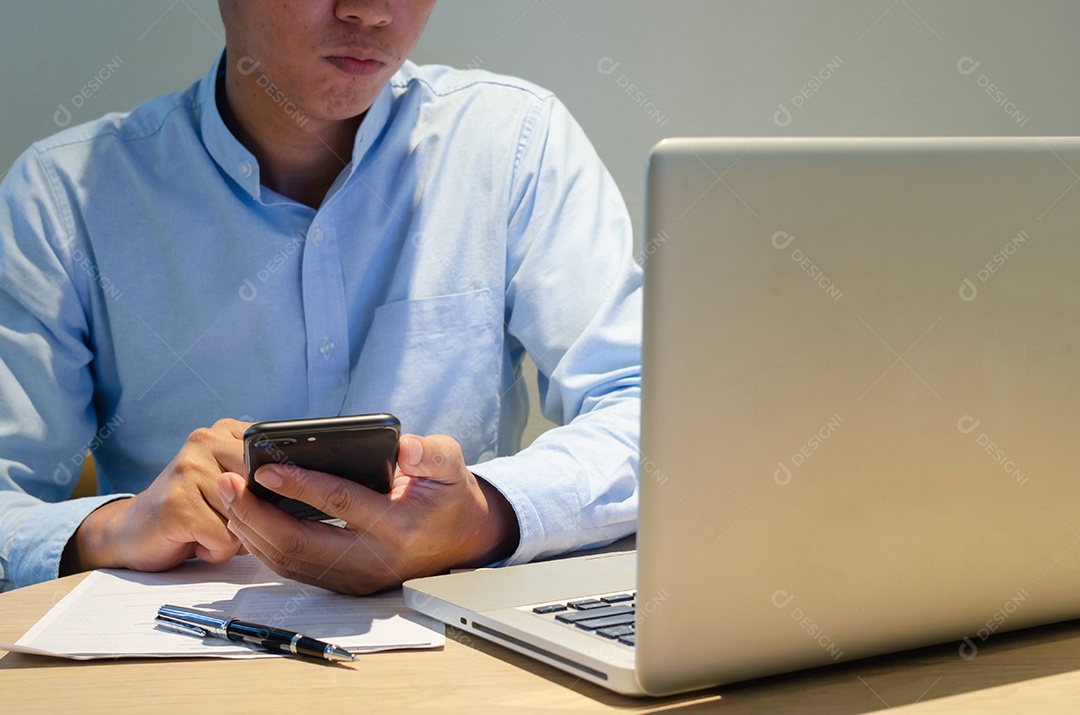 Empresário segurando finanças de documento de papelada de telefone inteligente móvel