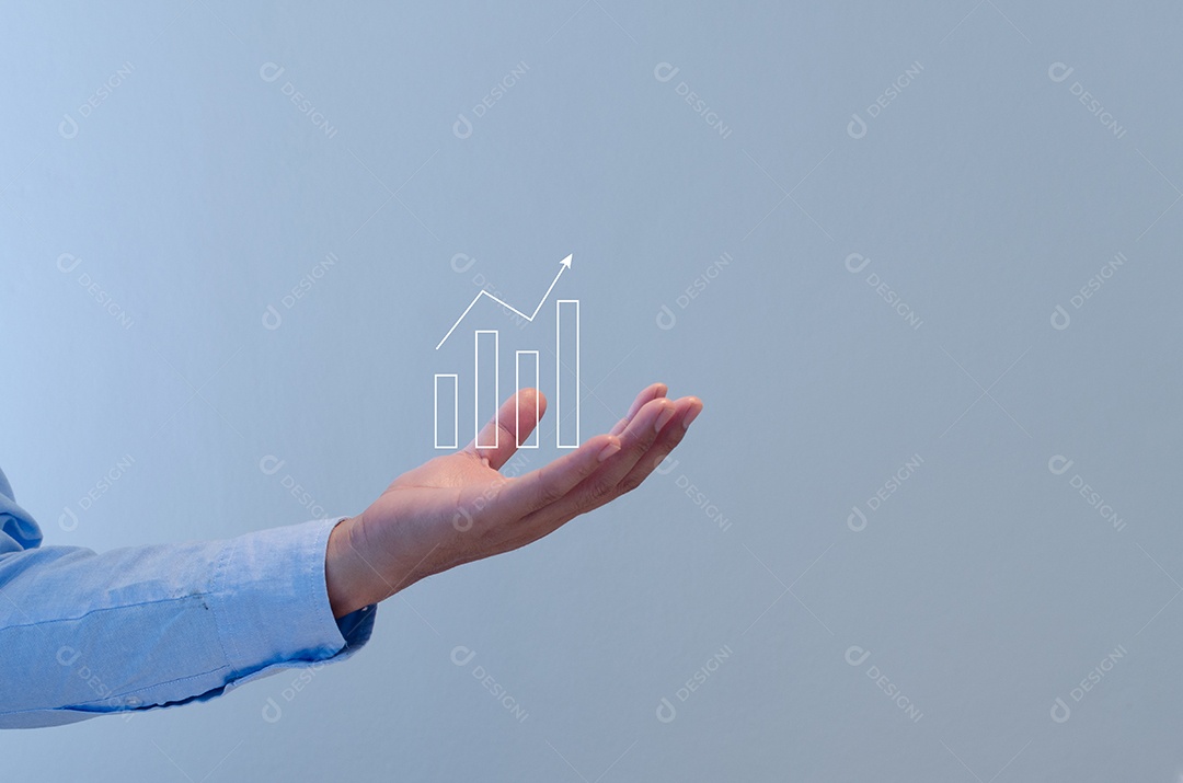 Espaço de cópia de tela virtual do gráfico de mão de empresário. Investimento de finanças empresariais e conceito de marketing.