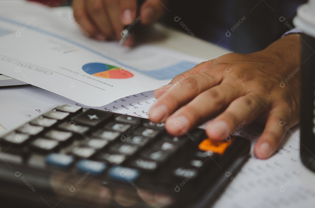 Empresário segurando calculadoras e gráficos de documentos de negócios análise de investimento de dados estatísticos e contabilidade tributária.