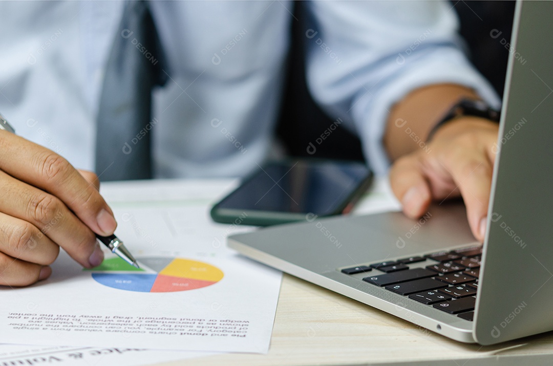 Empresário dados documento gráfico gráfico relatório desenvolvimento de pesquisa de marketing trabalhando no escritório com laptop.