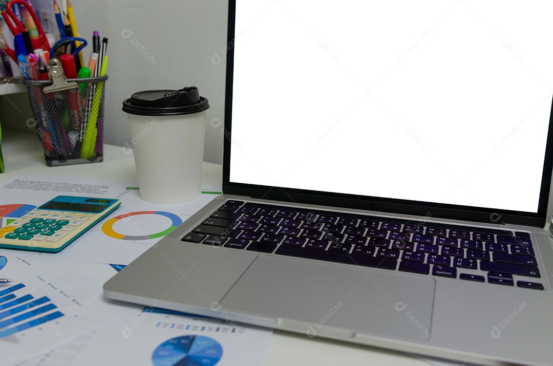 O gráfico do documento e o gráfico relatam o marketing de investimento financeiro com o laptop de computador em branco de tela branca