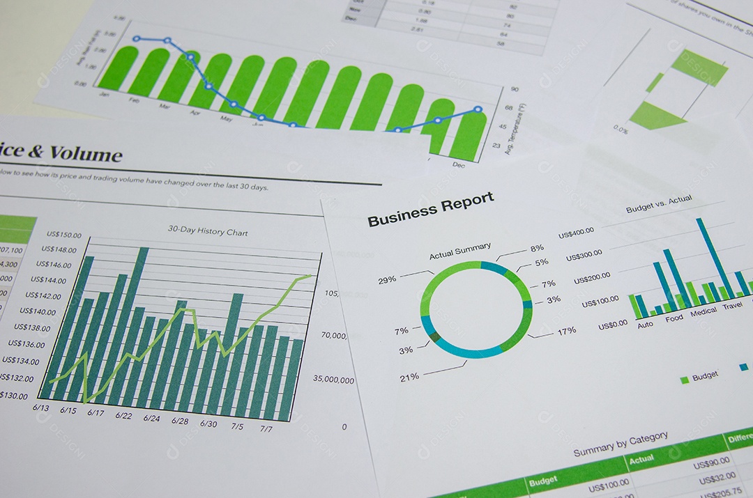 O gráfico de documentos de negócios relata informações de gerenciamento de análise de estatísticas financeiras e gráficas e venda de plano de investimento de pesquisa na mesa no escritório.