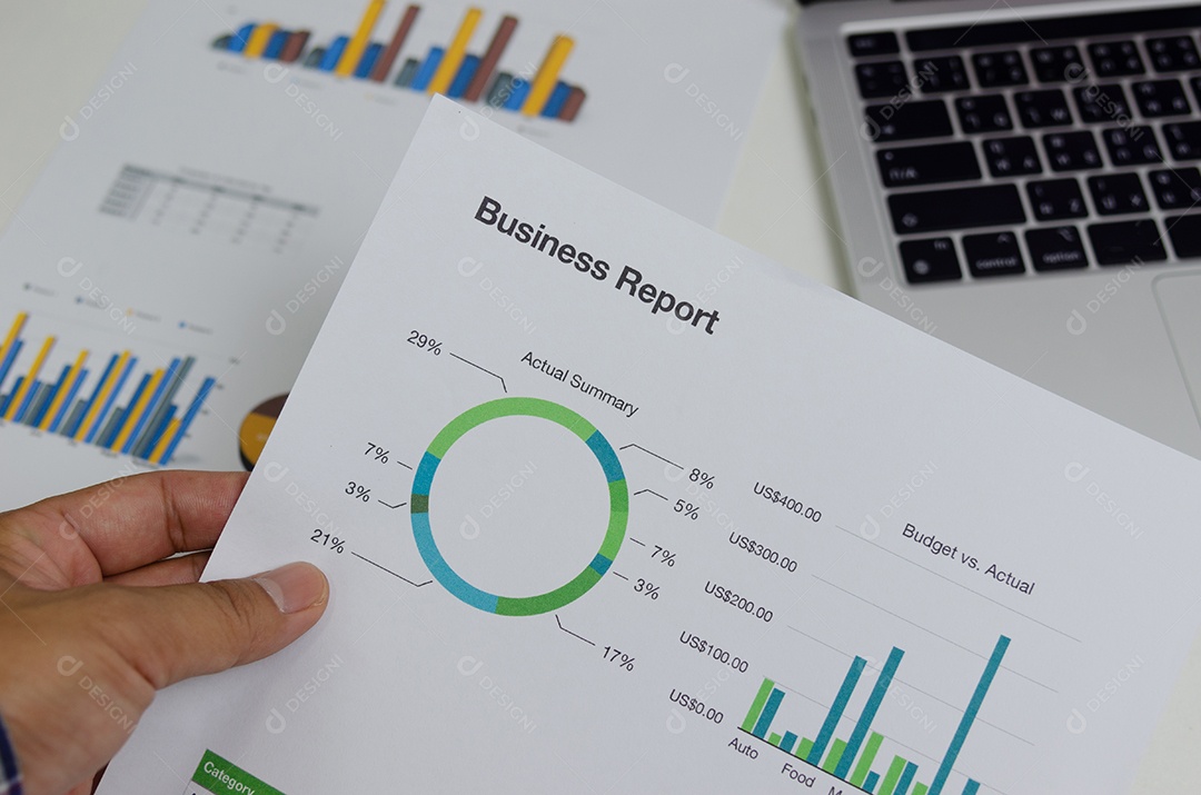 Documente o investimento do diagrama do gráfico datum do papel do relatório das finanças e a lupa da pena.