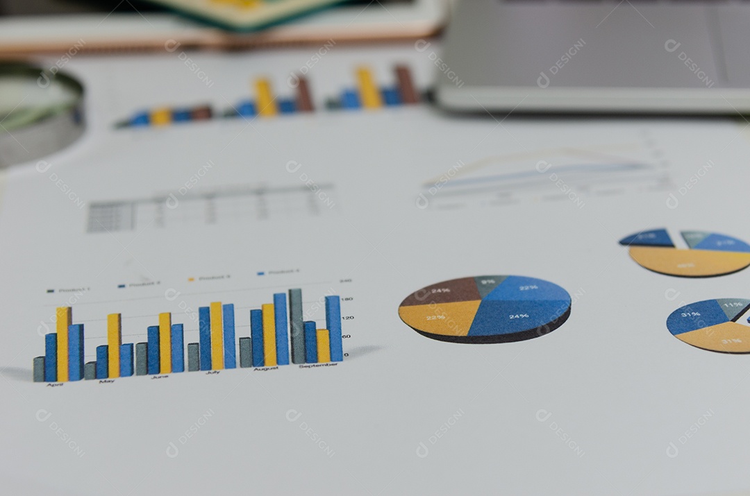 O gráfico de documentos de negócios relata informações de gerenciamento de análise de estatísticas financeiras e gráficas e venda de plano de investimento de pesquisa na mesa no escritório.