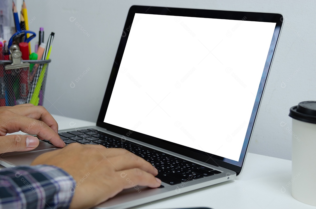 Homem de mão usando laptop computador teclado simulado em branco tecnologia de monitor de tela branca on-line conceito de negócio de publicidade digital de internet.