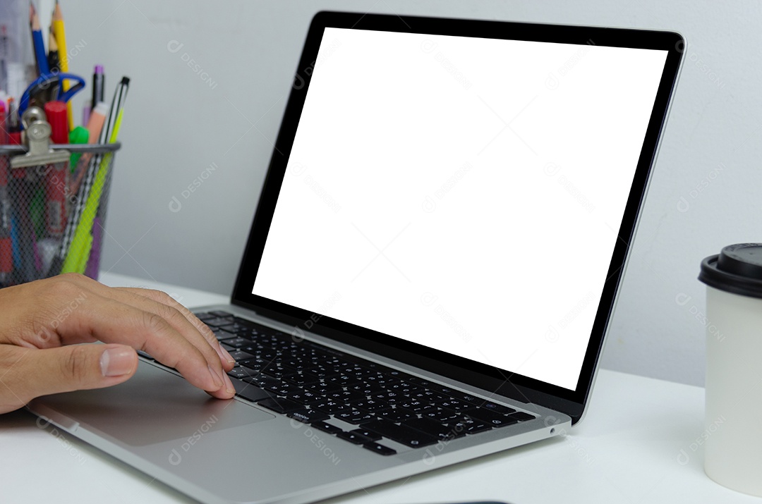 Homem de mão usando laptop computador teclado simulado em branco tecnologia de monitor de tela branca on-line conceito de negócio de publicidade digital de internet.