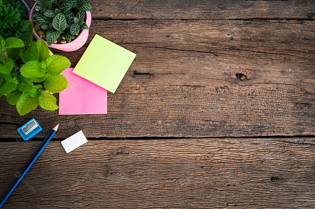 Mesas de trabalho, cadernos, artigos de papelaria e café estão acima da vista