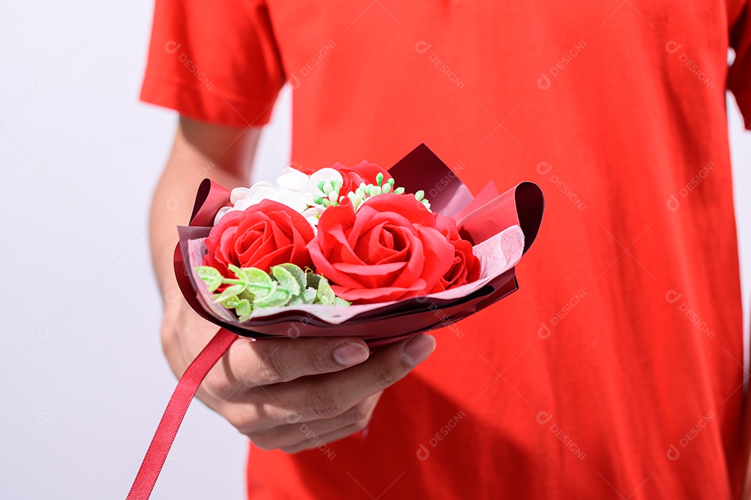 Homem seguram um buquê de rosas no dia dos namorados