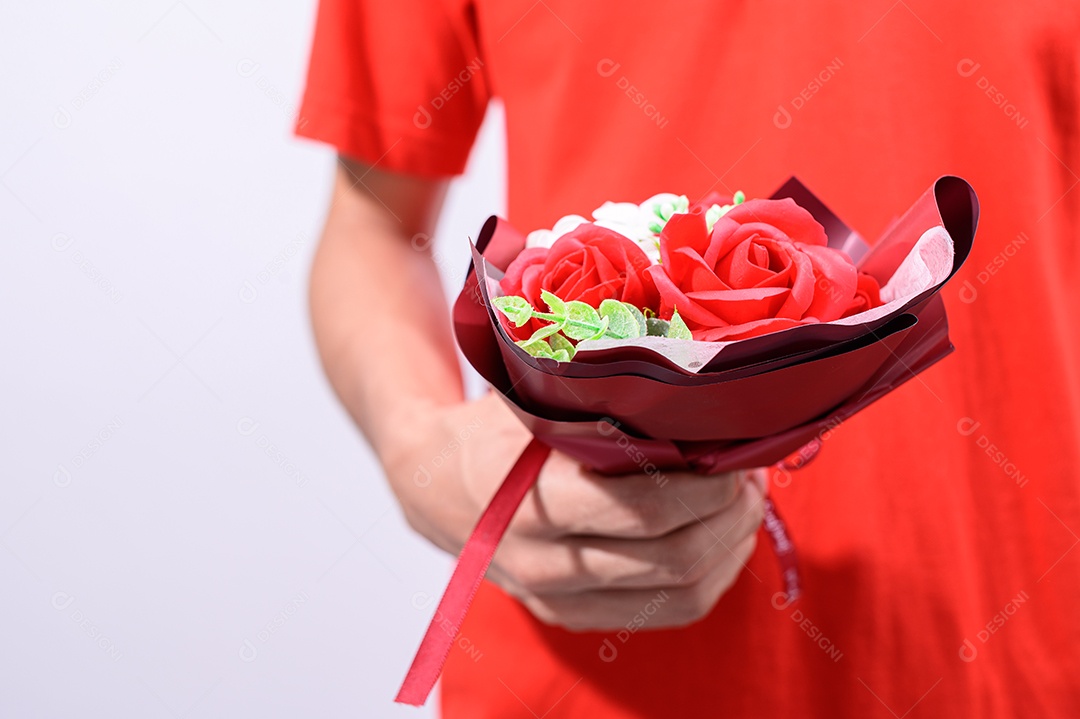 Homem seguram um buquê de rosas no dia dos namorados