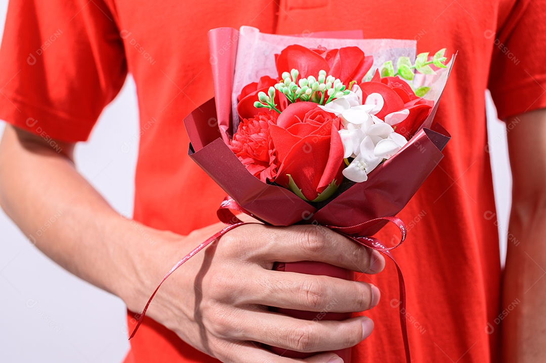 Homem seguram um buquê de rosas no dia dos namorados