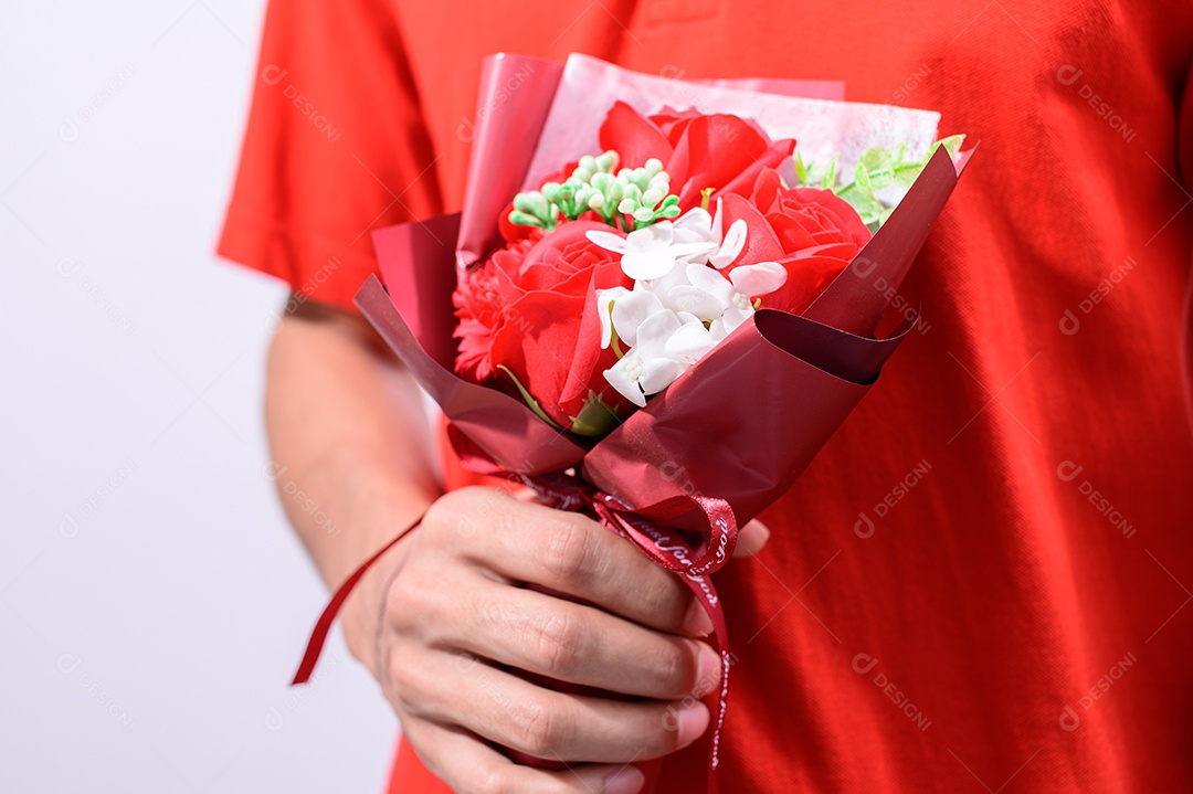 Homem seguram um buquê de rosas no dia dos namorados